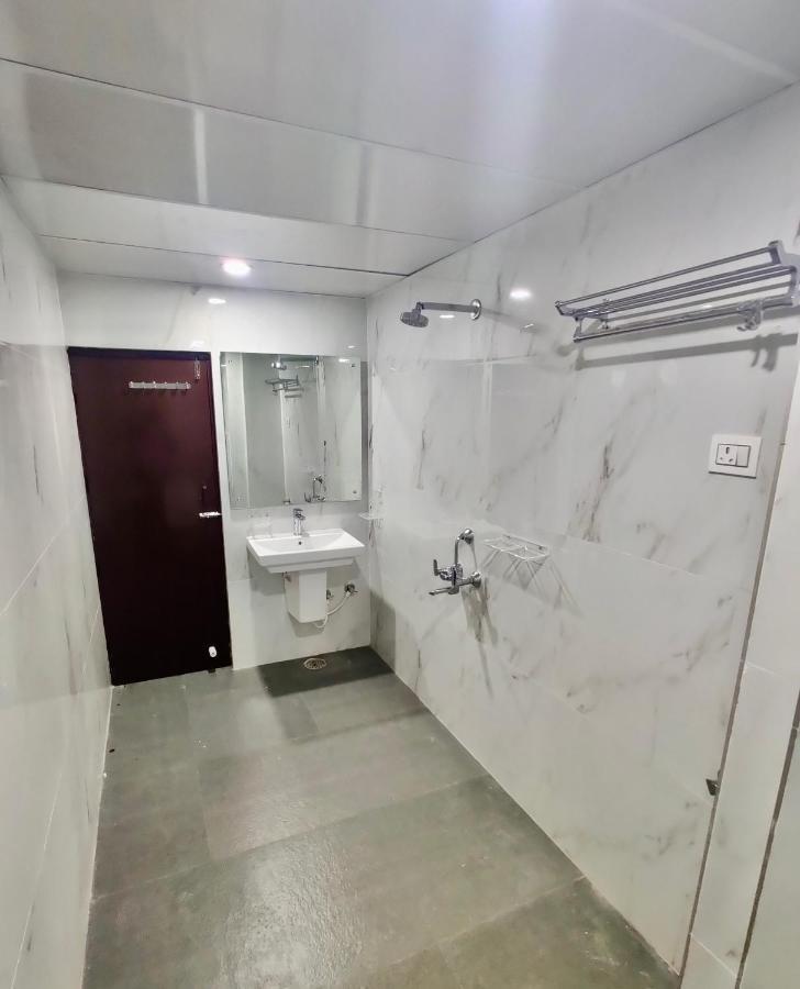 New Hotel Suhail Haiderabad Buitenkant foto
