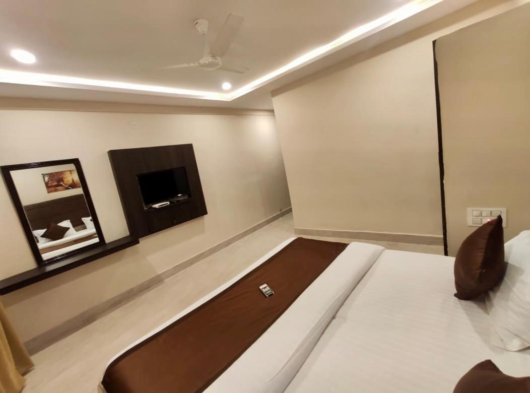 New Hotel Suhail Haiderabad Buitenkant foto
